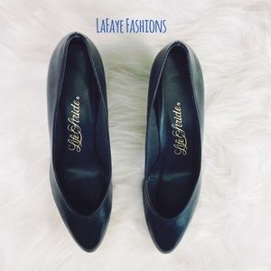 LIFE STRIDE PUMPS in NAVY BLUE COLOR in EUC